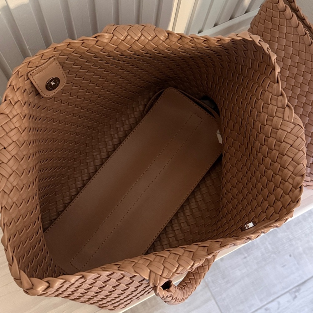 Elegant Tan Woven Tote Bag - Picture 5 of 7